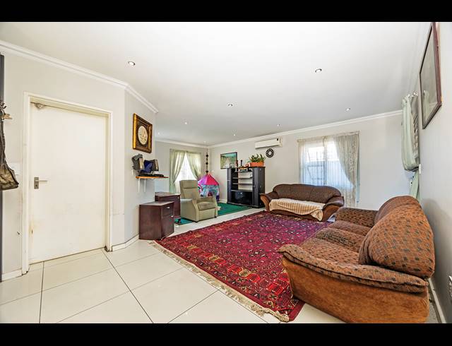 3 BEDROOM HOUSE FOR SALE IN ZONNENDAL